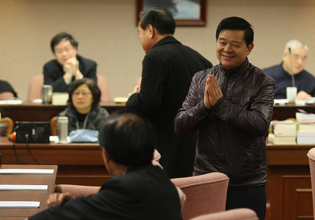 立法院交通、經濟、司法及法制委員會19日聯席初審行政院版觀光賭場管理條例草案及無黨籍立法委員陳雪生版離島地區博弈事業管理法草案,決議送交朝野協商。連江縣長楊綏生(前右)向在場的立委致意。中央社