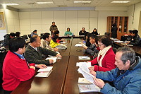 　102年特種考試地方政府公務人員三、四、五等考試，將於今日起一連三天在馬祖高中舉行，為確保試務工作順利進行，昨日特別舉行馬祖考區工作協調會議，考選部參事董鴻宗（圖中站立者）特別於會中感謝連江縣政府、馬祖高中以及馬祖試務人員的熱忱與協助。（圖：連江縣政府提供）