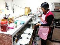 　在馬港夜市之後，街上店家僅週末假日賣鼎邊糊，具傳統口味。（圖：宋志富）