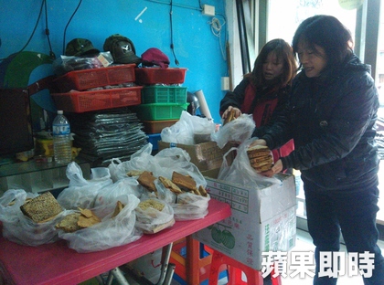 馬祖消費者不滿北市1家知名餅店的餅烤焦。(蘋果日報胡依北攝)