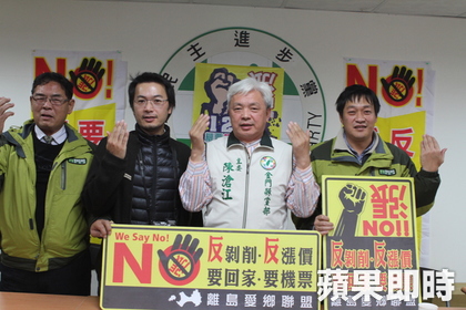民進黨主委陳滄江召開記者會表達支持與力挺學生反漲價活動。王中聖攝
