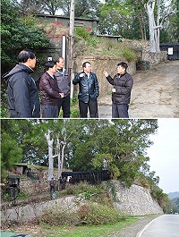 縣長楊綏生、觀光局長劉德全(右二)、馬祖戰地文化協會理事長李仁光(右一)、連江縣退休公教人員協會會長陳善茂(左一)、副會長王詩光(中)等人昨日前往腰山營區會勘,共同討論腰山營區活化利用的可能性。(圖/文:沈佳瑩)