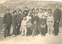 40年前老照片,院長曹祥平一家與東莒師生大埔合影。(圖:摘自陳金官臉書)