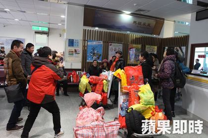 陸客遊馬祖,滿載伴手禮,還拍照留念。胡依北攝