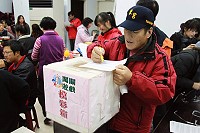 東莒社協年終聚餐暨理監事改選,大家共聚一堂,場內熱鬧歡樂。(圖:曹以鋒提供)