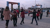 圖為在福澳碼頭徒步區,閩侯團婦女跳起社交舞,還自備音樂。(圖:摘自劉羽茵臉書)