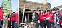 　地區新建列管的14棟集合住宅消防設備全數不合格，連江縣消防局、南竿消防分隊特別前往高樓層集合住宅工地加強消防設備宣導，並協助輔導建物起造人改善消防設備，讓潛藏災害危機降到最低。（圖／文：沈佳瑩）