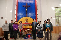 　馬港天主堂前任修女黃斌瓊（圖中右著修女袍者）與台灣和馬祖教友合影。（圖／文：邱竟瑋）