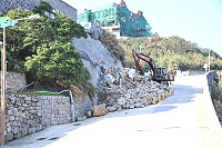 　芹壁南面山坍方擋牆重建工程正式開始動工，預估工期四個月。（圖／文：陳鵬雄）
