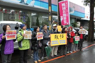 桃園在地聯盟今天上午到立委陳根德桃園服務處下戰帖,要求針對提案公開辯論。(聯合報記者楊德宜/攝影)