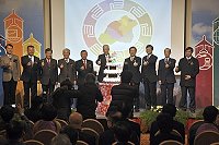 　副縣長陳敬忠（左一）出席北台區域發展推動委員會，與北台灣各縣市首長交流。（右起：宜蘭縣政府秘書長陳鑫益、基隆市副市長柯水源、新竹市副市長游建華、桃園縣長吳志揚、副總統吳敦義、新竹縣長邱鏡淳、台北市副市長張金鶚、苗栗縣副縣長林久翔、新北市副市長許志堅、連江縣副縣長陳敬忠）。（圖：新竹縣政府提供）