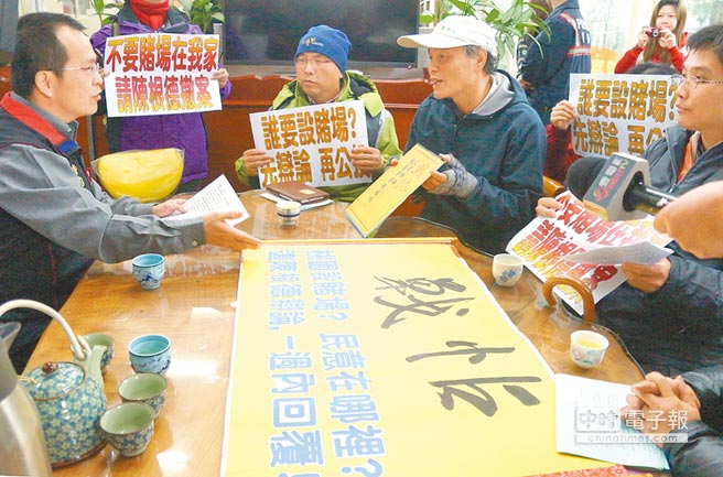桃園縣多個在地團體到立委陳根德桃園服務處下戰帖遭拒。(甘嘉雯攝)