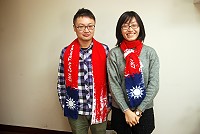 歡慶中華民國103年,縣府教育局準備了總統府版國旗圍巾,將贈送給參與元旦升旗與健走的軍民朋友。(圖/文:邱竟瑋)
