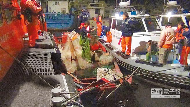 金門海、岸巡隊聯手出擊,逮捕越界作業的「閩廈漁5176號」。(金門海巡隊提供)