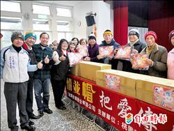 平鎮市旭輝針織公司總經理劉宜俤(左三)與桃園縣議員謝彰文(左四)將毛帽分送給鄉親。(記者周敏鴻攝)