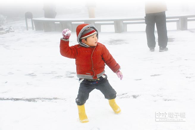 宜蘭太平山迎來入冬初雪,孩童興奮得在雪地裡打起雪仗。(王亭云攝)