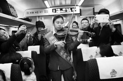 福州客運段動車乘務員在首發動車上表演文藝節目祝賀廈深鐵路開通運營