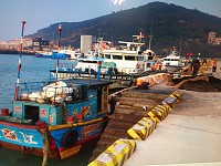 　海巡隊在馬祖海域發現大陸漁船，上面有馬祖海域禁止使用的蟹籠。(圖：海巡隊提供)