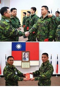 (上圖)副指揮官楊肅立將軍對晉陞人員表達肯定之意。(下圖)副指揮官楊肅立將軍頒發軍歌隊呼競賽獲獎單位加菜金及獎狀。(圖/文:林廷宇)