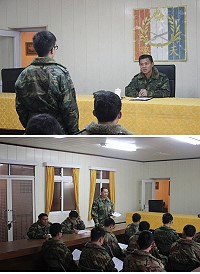 (上圖)章指揮官於座談會中與屆退官兵分享軍旅生涯的心得。(下圖)人事科科長黃泰超中校提醒屆退官兵離防後注意事項。(圖/文:林嗣通)