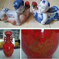 瓶身採用青花裝飾,青花白瓷,色彩鮮艷明快,造型栩栩如生。1986年,馬祖東引酒廠也曾推出了一款「娃娃抱魚」主題的酒款,瓶體採用中國紅做底色,裝飾除了娃娃與魚之外,上面還有蓮花形象。