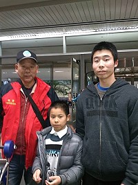 大兒子王偉慶陪同媽媽、阿姨及弟弟到舊金山機場迎接,他在臉書上說,真高興終於在機場接到我親愛的爸爸。(圖:王長明提供)