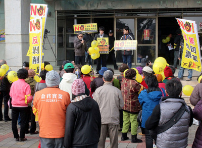 台金空中航線票價明年元月1日調漲,金門大學學生21日發動遊行表達離島居民心聲,副縣長吳友欽(後左)前往縣立體育館關心。