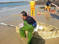 　東莒曹姓漁民因失去重心不慎落海，接獲通報後東莒消防分隊隊員火速前往救援，老翁已返家休養並逐漸恢復體力。（圖：東莒消防分隊提供）