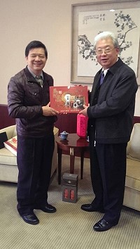　縣長楊綏生昨拜會台電總經理朱文成，就馬祖未來發展及變遷，以不同思維研議再生能源供電方式；並致贈風燈馬祖紀念品表謝意。（圖：連江縣政府提供） 