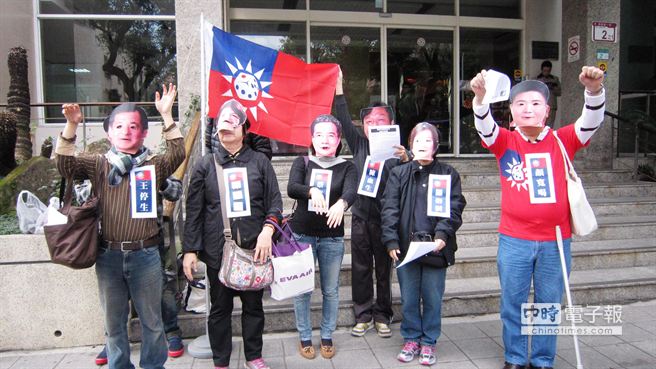 反賭聯盟反串立委,高喊「賭博萬歲」進行諷刺。(曾雩攝)
