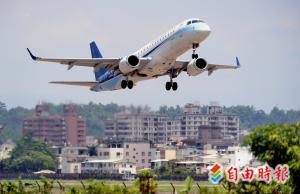 目前國內離島航班機票已搶購一空，離島的金門、澎湖縣政府正積極籌措加開航班的事宜。（資料照）