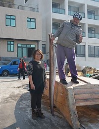　2014新春第1炮　橋仔王家再捕獲32斤大尾虎鰻。（圖：北竿星漾海景民宿提供）