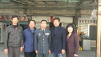 原莒光指揮官黃金財(中)向鄉代會主席謝春欗(右一)及代表、鄉親們辭行。(圖:陳曉婷提供)