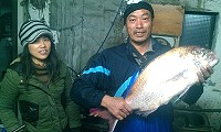 樂華村前村長林增平3日上午在東引燈塔下方釣到10斤半嘉臘魚。(圖:摘自東引劉昌宏臉書)