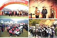 (上圖右)楊副指揮官為「連江縣跨年煙火晚會」抽出大獎,成功炒熱現場氣氛。(上圖左)楊縣長與楊副指揮官為「民國103年元旦升旗暨路跑活動」鳴槍。(下圖)參與路跑的官兵展現熱情活力,開心分享路跑活動,領到國旗圍巾紀念品。(圖/文:林廷宇)