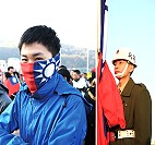 　（左圖）本部連一兵吳思翰參與「民國103年元旦升旗暨路跑活動」，展現熱情活力。（右圖）憲兵排一兵林奕甫於「民國103年元旦升旗暨路跑活動」擔任升旗手，神情認真肅穆。