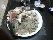 鱸魚切成肉片,可作為涮涮鍋最好食材。(圖:陳泰章提供)