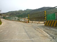 　東引老鼠沙垃圾場圍籬重新建立，髒亂景觀獲得改善。（圖／文：陳其敏）