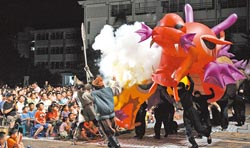 藝術下鄉↑紙風車368兒童藝術工程2013年8月在台北市福林國小演出的畫面。(本報資料照片/王爵暐攝)