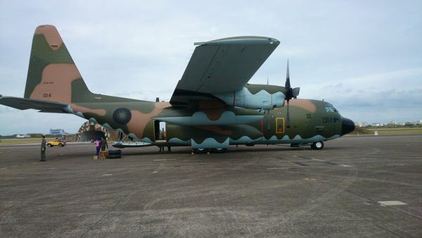 空軍C-130運輸機於春節輸運期間在松山預置,待命應援執行離島緊急疏運任務。