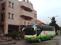 龍福遊覽車公司投資二千餘萬元打造6部全新遊覽車,昨天運抵馬祖搶食陸上運輸大餅。(圖/文:陳鵬雄)
