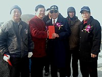 　縣長楊綏生致贈春節慰問金給年長鄉親，提前祝賀新春愉快。（圖／文：陳其敏）