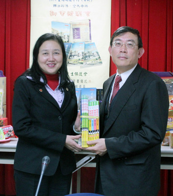 福建更生保護會贈送金門困苦更生人子弟參考書,董事長兼金門高分檢檢察長邢泰釗(右)8日下午在金門地檢署贈送,由更生輔導員代表接受再轉送。