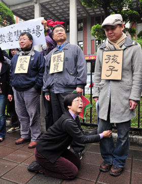 台灣種子文化協會、反賭博合法化聯盟上午在教育部前,抗議學校開設賭場課程,使教室淪為賭場,成員表演行動劇訴說家長的憂慮。記者邱德祥/攝影