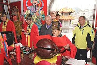 山隴白馬尊王廟頌經祈福平安法會,長樂市金鋒鎮9位法師昨天到馬祖頌經祈福。(圖:王長琳提供)