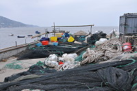 　橋仔碼頭空地不足，可用的空間已經放滿了漁網具。（圖／文：陳鵬雄）