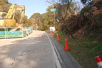 南竿中央大道轉津沙下坡路口因施工道路縮減,車輛恐不慎陷入截水溝,縣府已對該危險路段的水溝進行假性回填,爾後配合工程進度分段恢復原狀。(圖/文:邱竟瑋)