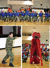 各部隊以特色服裝展現部隊特色並融入表演的創意隊呼當中,展現防區官兵的朝氣與活力;(左下圖)陳指揮官於賽前親自示範一段創意隊呼,宣示防區三項主軸;(右下圖)彈藥庫舞獅提前祝賀新年。(圖/文:林廷宇)