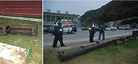 　福澳運動場近臺馬輪候船大樓側的木製看台，昨天上午被發現有兩座連根拔起，教育局長邱金寶會同警方了解案情。（圖／文：邱竟瑋）