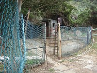 東引「燕秀潮音」景點入口處圍籬破舊,遊客中心表示儘快改善。(圖/文:陳其敏)